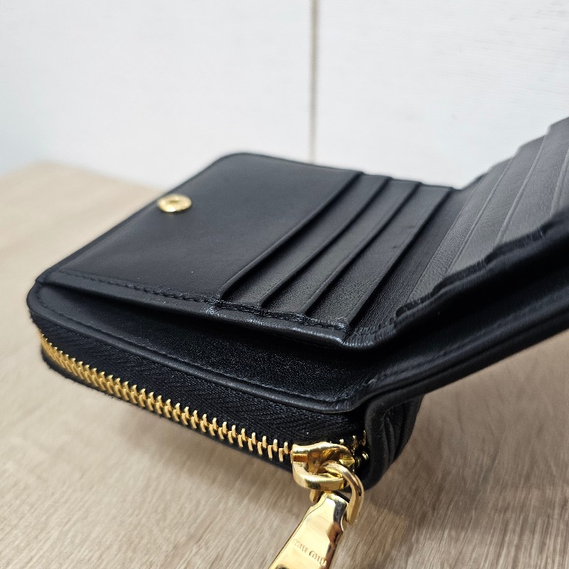 [甜甜甜價出😆把握！] MiuMiu黑納帕羊皮金釦Matelasse對釦短夾-14