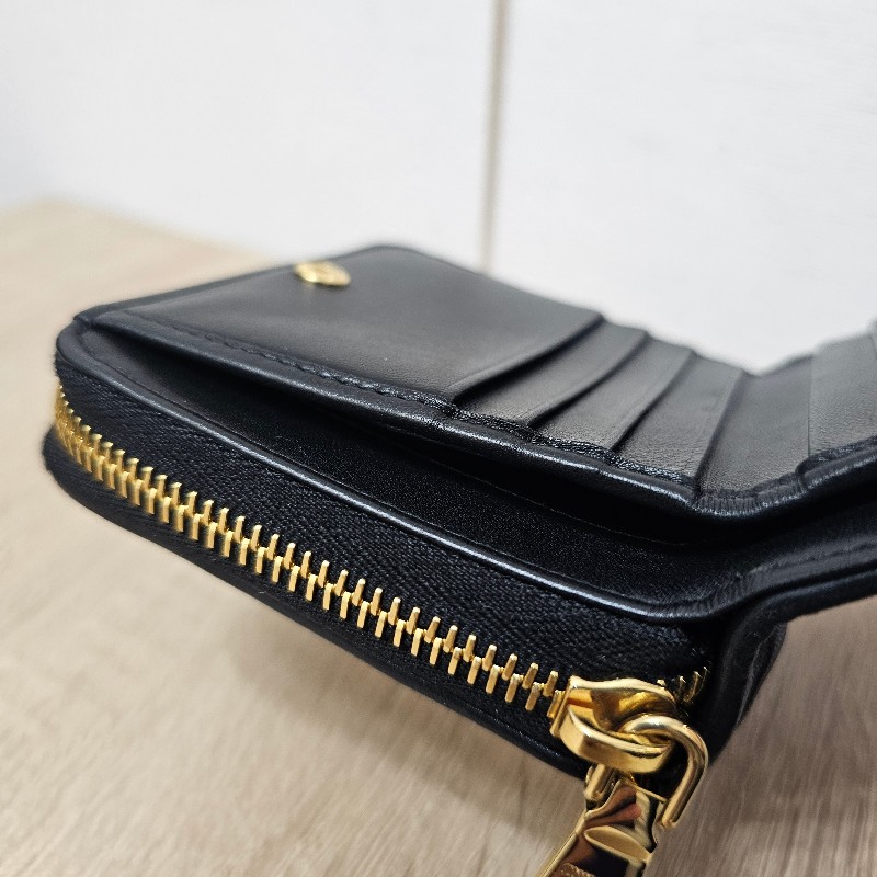 [甜甜甜價出😆把握！] MiuMiu黑納帕羊皮金釦Matelasse對釦短夾-15