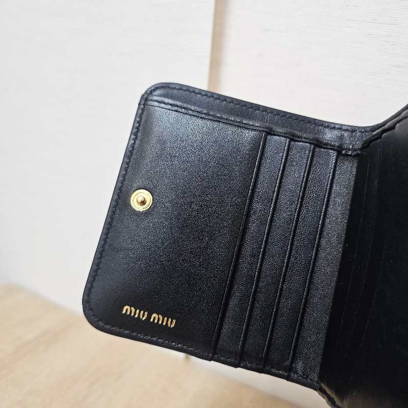 [甜甜甜價出😆把握！] MiuMiu黑納帕羊皮金釦Matelasse對釦短夾-17