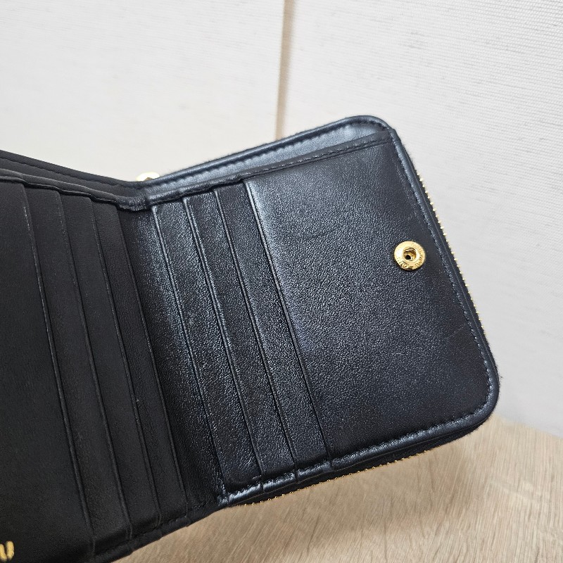 [甜甜甜價出😆把握！] MiuMiu黑納帕羊皮金釦Matelasse對釦短夾-18