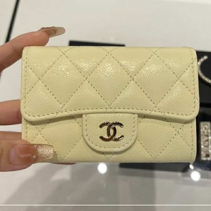 香奈兒 CHANEL 經典口蓋卡片夾晶片款 高質感鵝黃荔枝單層卡包 原廠盒子/防塵袋-0