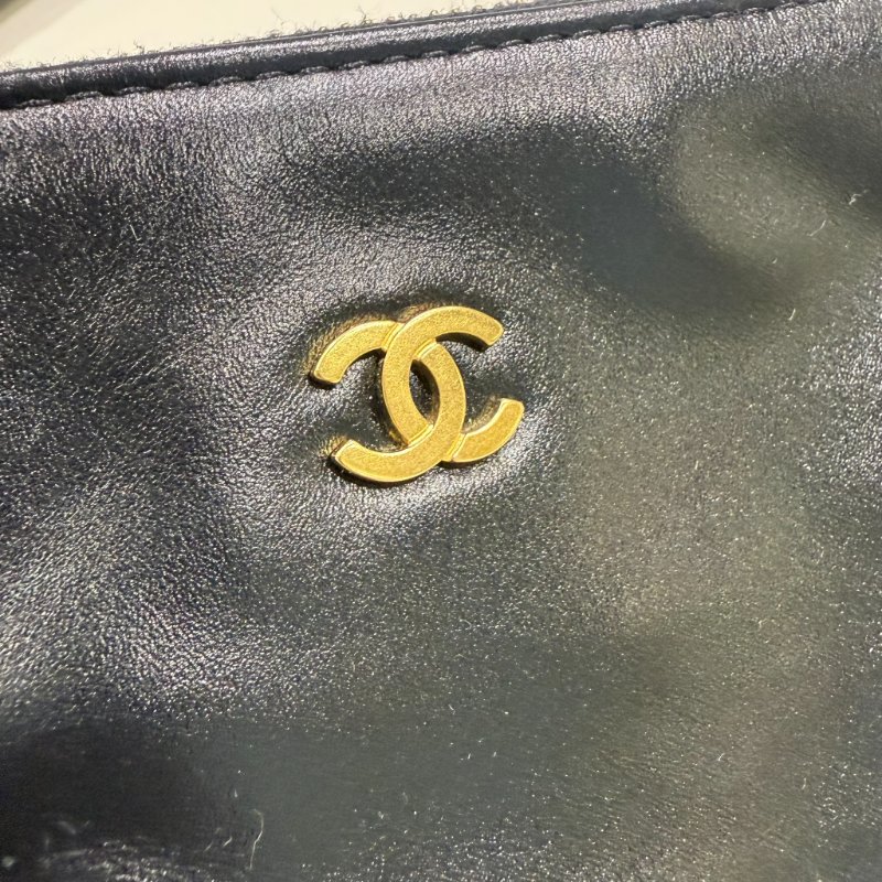 CHANEL- 黑色金釦白字樣22BAG / 中號-3