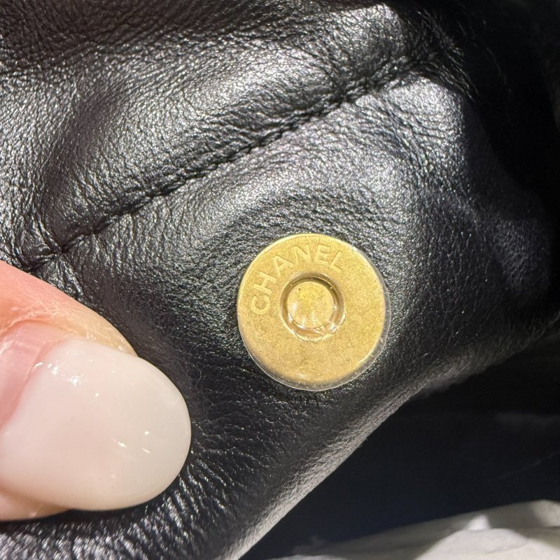CHANEL- 黑色金釦白字樣22BAG / 中號-16