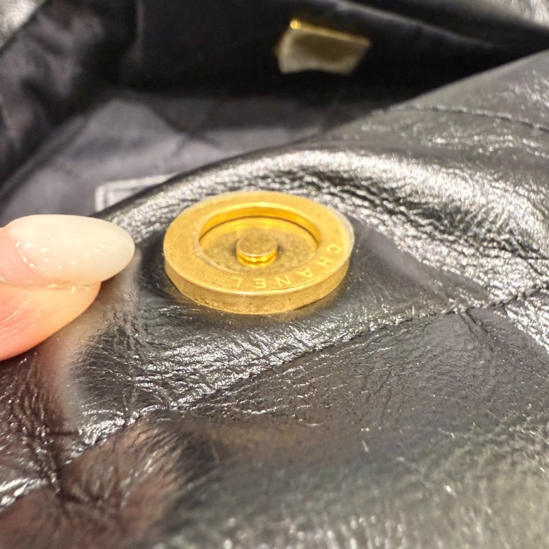 CHANEL- 黑色金釦白字樣22BAG / 中號-18