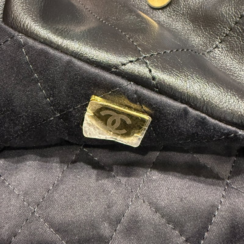 CHANEL- 黑色金釦白字樣22BAG / 中號-19