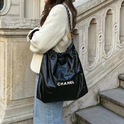 CHANEL- 黑色金釦白字樣22BAG╻ 中號
