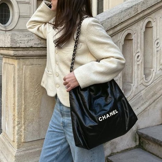 CHANEL- 黑色金釦白字樣22BAG╻ 中號-1