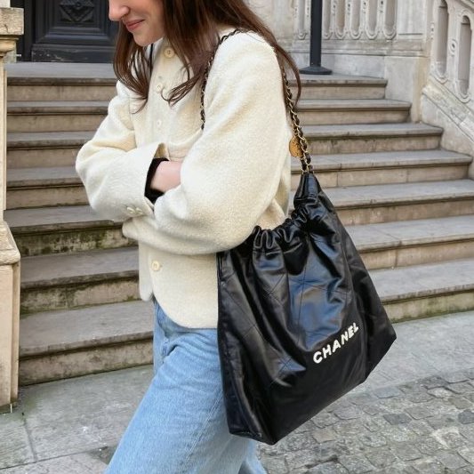 CHANEL- 黑色金釦白字樣22BAG╻ 中號-2