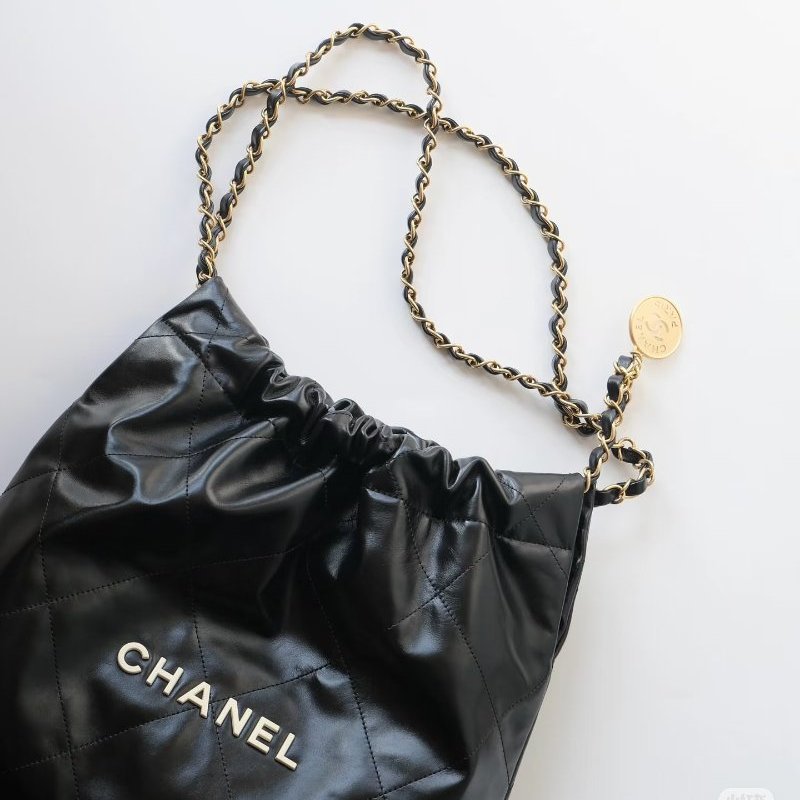 CHANEL- 黑色金釦白字樣22BAG╻ 中號-4