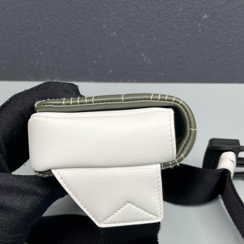 Burberry 新款TB拼色Lola腰包-22