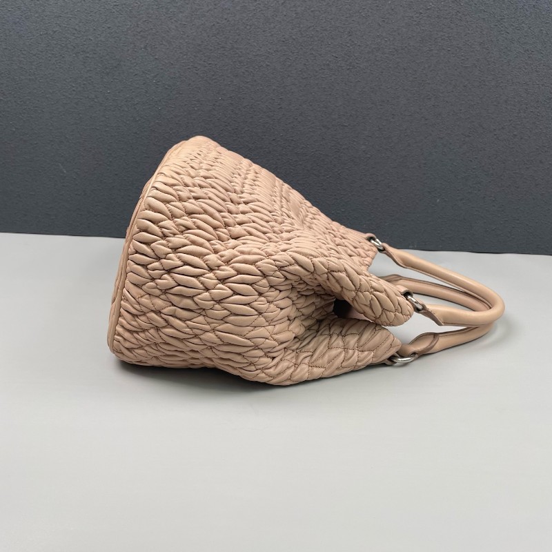 Miu Miu 裸粉色全皮褶皺肩背包-3