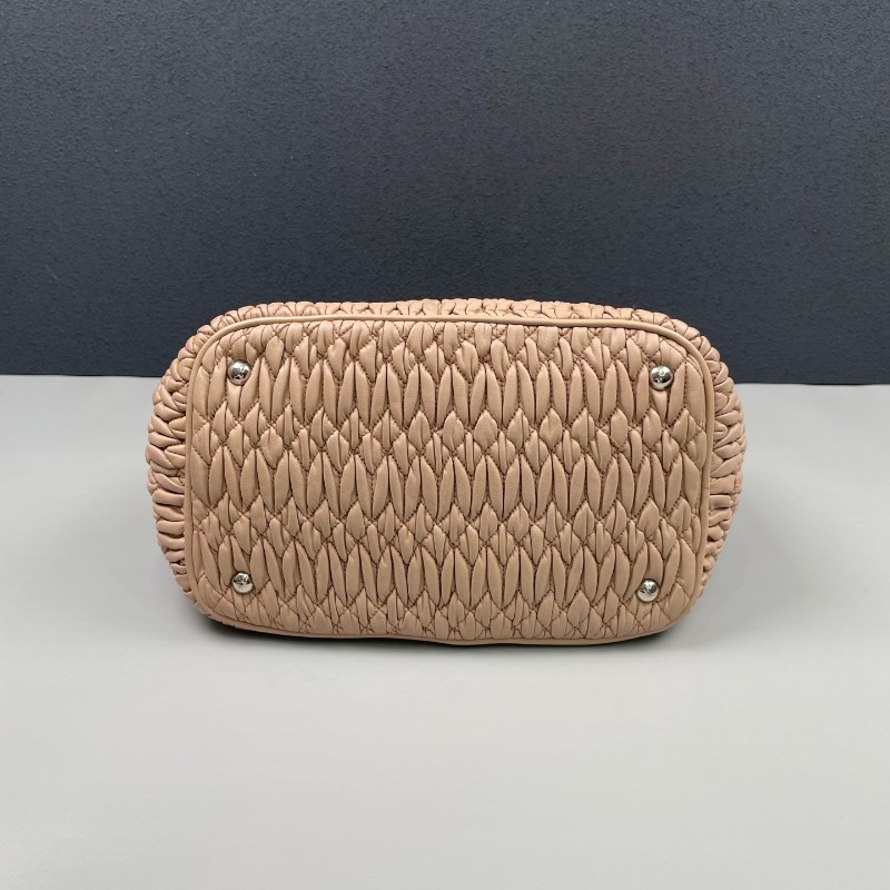 Miu Miu 裸粉色全皮褶皺肩背包-4