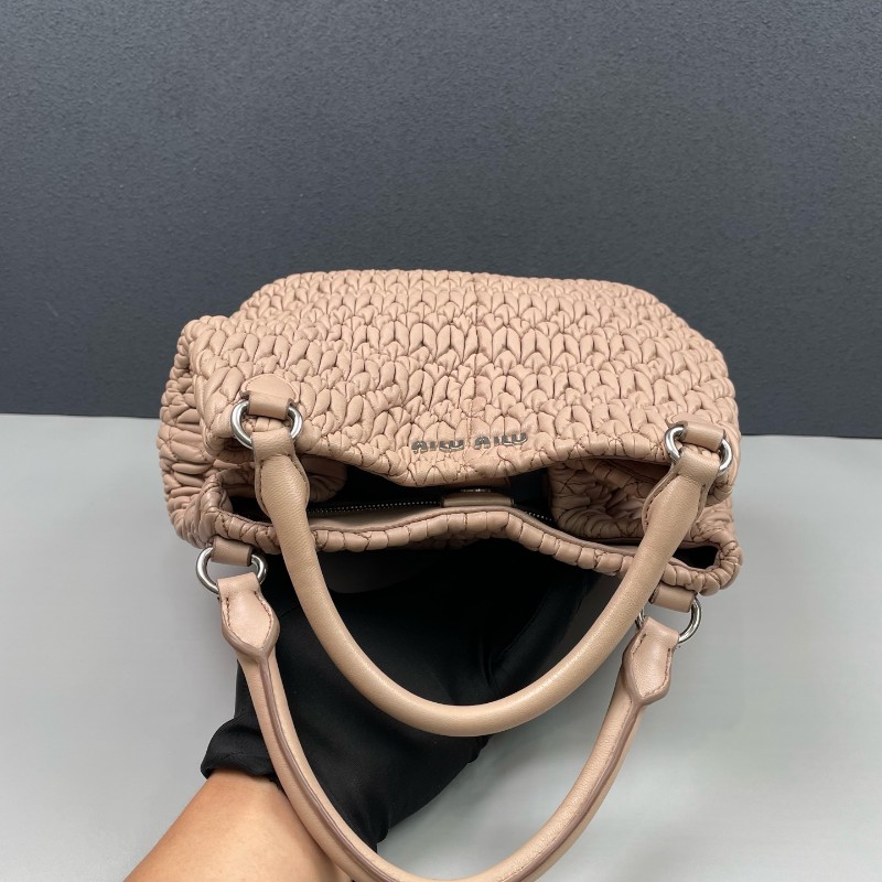 Miu Miu 裸粉色全皮褶皺肩背包-5