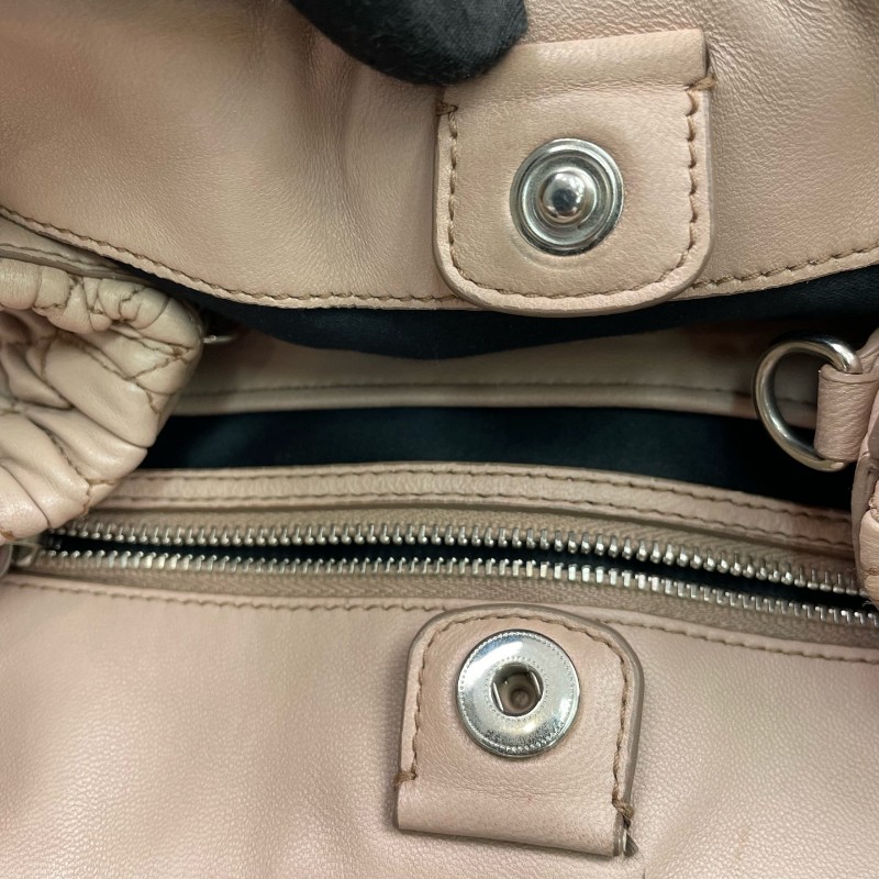 Miu Miu 裸粉色全皮褶皺肩背包-9