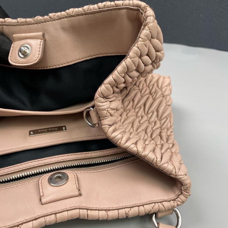 Miu Miu 裸粉色全皮褶皺肩背包-10