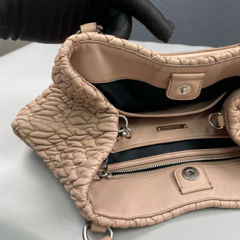 Miu Miu 裸粉色全皮褶皺肩背包-11