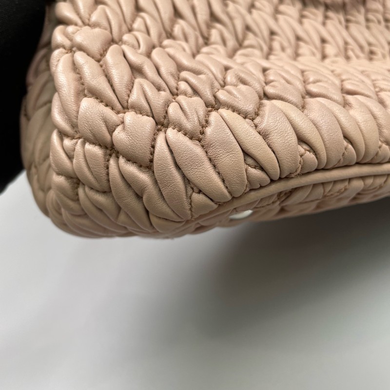 Miu Miu 裸粉色全皮褶皺肩背包-13