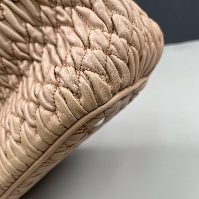 Miu Miu 裸粉色全皮褶皺肩背包-14