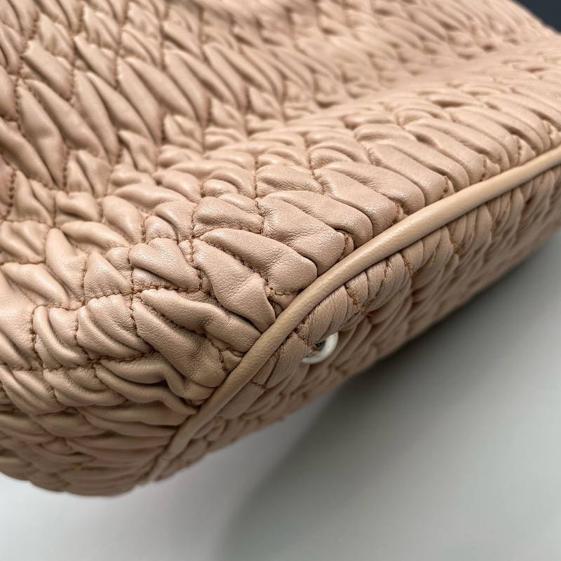 Miu Miu 裸粉色全皮褶皺肩背包-15