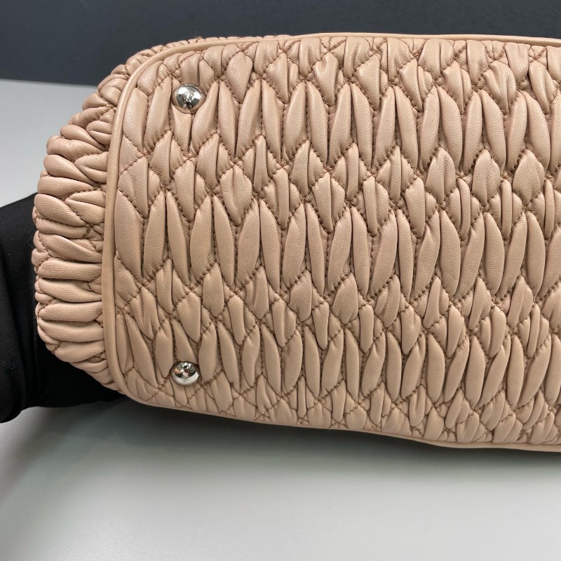 Miu Miu 裸粉色全皮褶皺肩背包-21