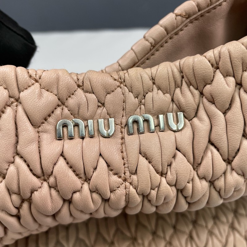 Miu Miu 裸粉色全皮褶皺肩背包-22
