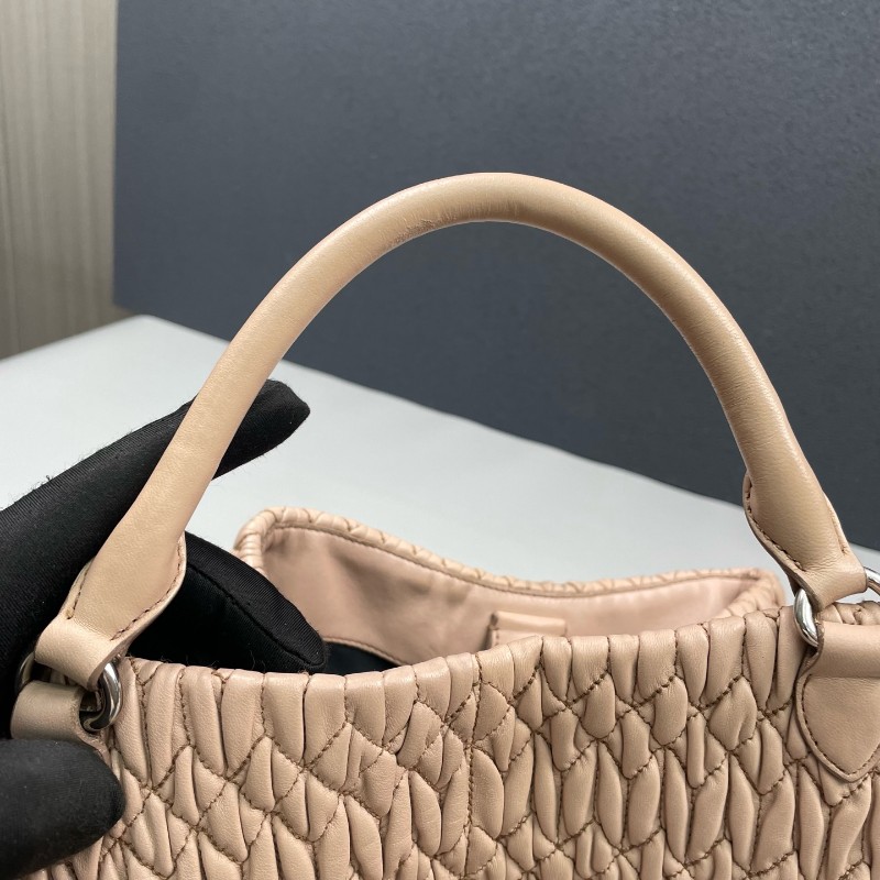 Miu Miu 裸粉色全皮褶皺肩背包-24