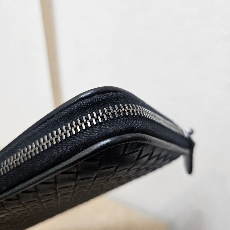 [專櫃半價❣️好物] BV黑皮革小編織黑釦拉鏈長夾-5
