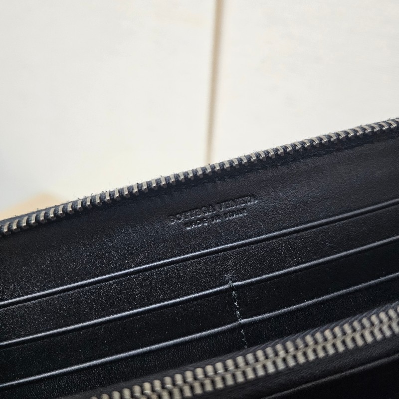 [專櫃半價❣️好物] BV黑皮革小編織黑釦拉鏈長夾-9