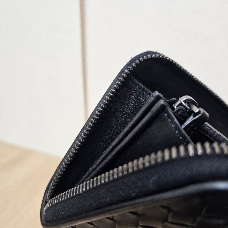 [專櫃半價❣️好物] BV黑皮革小編織黑釦拉鏈長夾-12