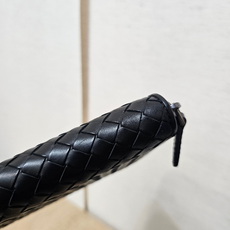 [專櫃半價❣️好物] BV黑皮革小編織黑釦拉鏈長夾-13