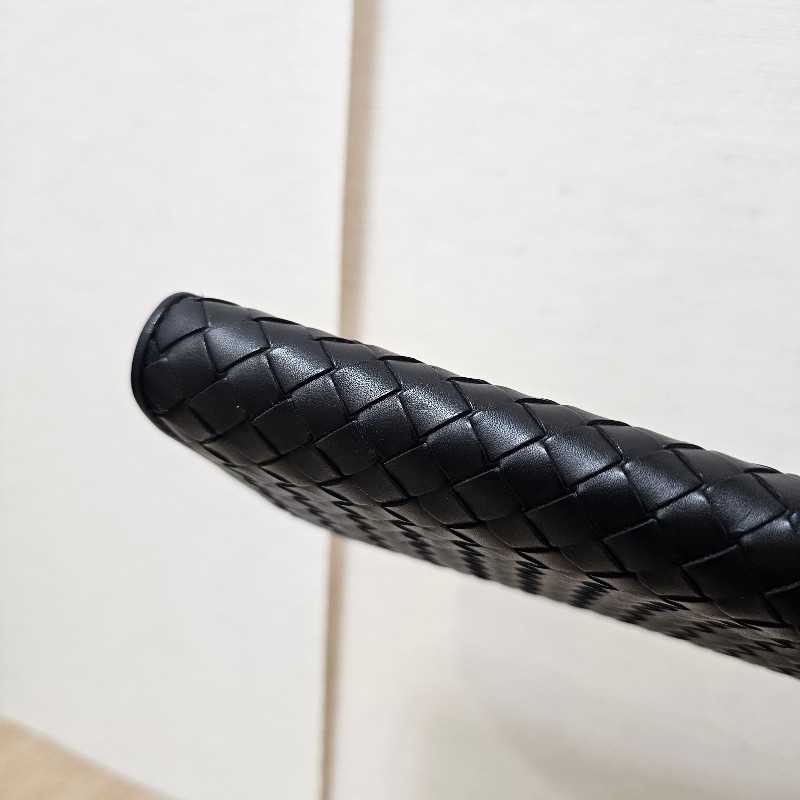 [專櫃半價❣️好物] BV黑皮革小編織黑釦拉鏈長夾-14