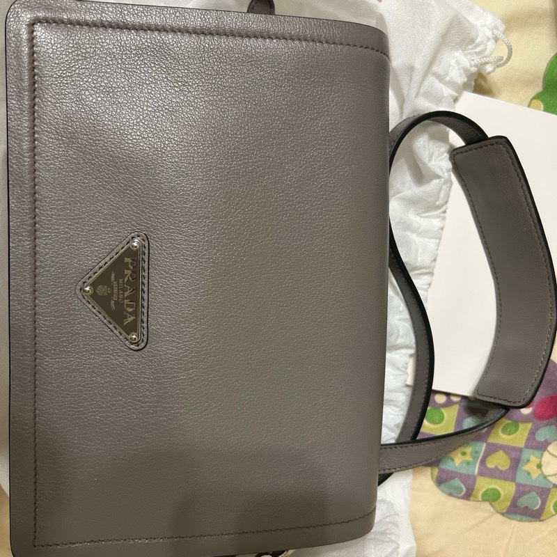 [全新］Prada 竹灰色皮革斜背包-0