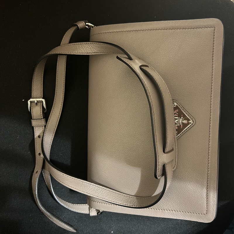 [全新］Prada 竹灰色皮革斜背包-3