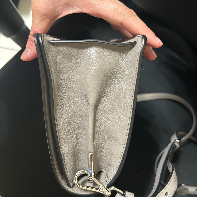 [全新］Prada 竹灰色皮革斜背包-13