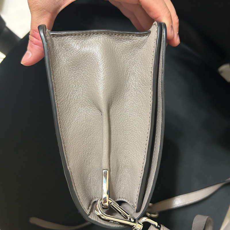 [全新］Prada 竹灰色皮革斜背包-14