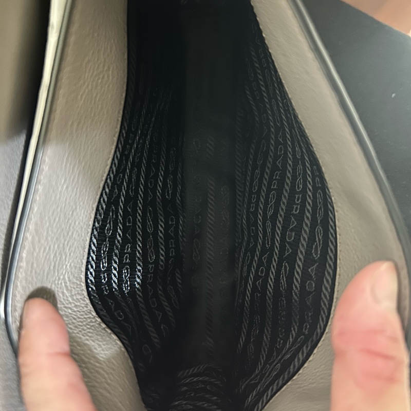 [全新］Prada 竹灰色皮革斜背包-15