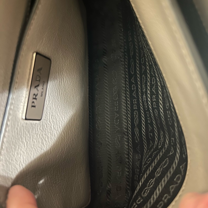 [全新］Prada 竹灰色皮革斜背包-17