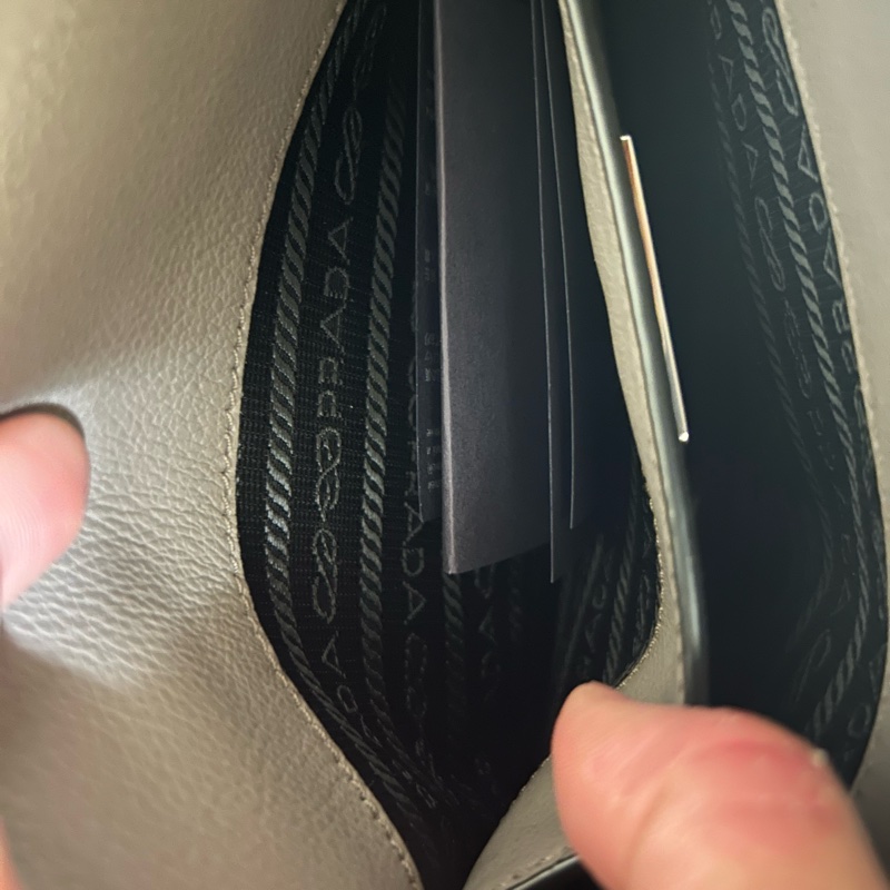 [全新］Prada 竹灰色皮革斜背包-18