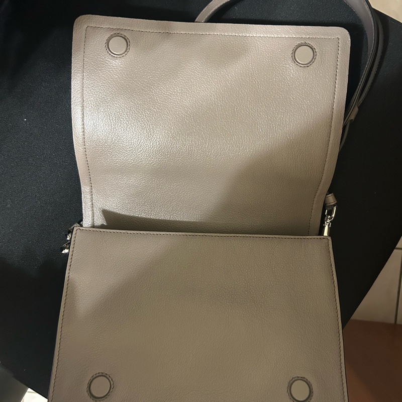 [全新］Prada 竹灰色皮革斜背包-19