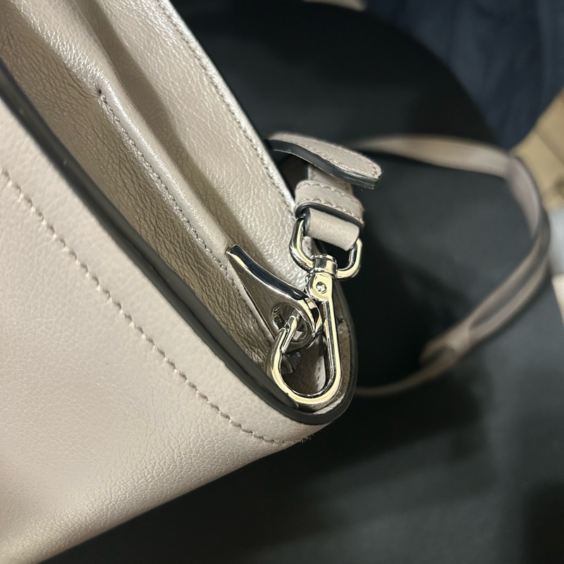 [全新］Prada 竹灰色皮革斜背包-20