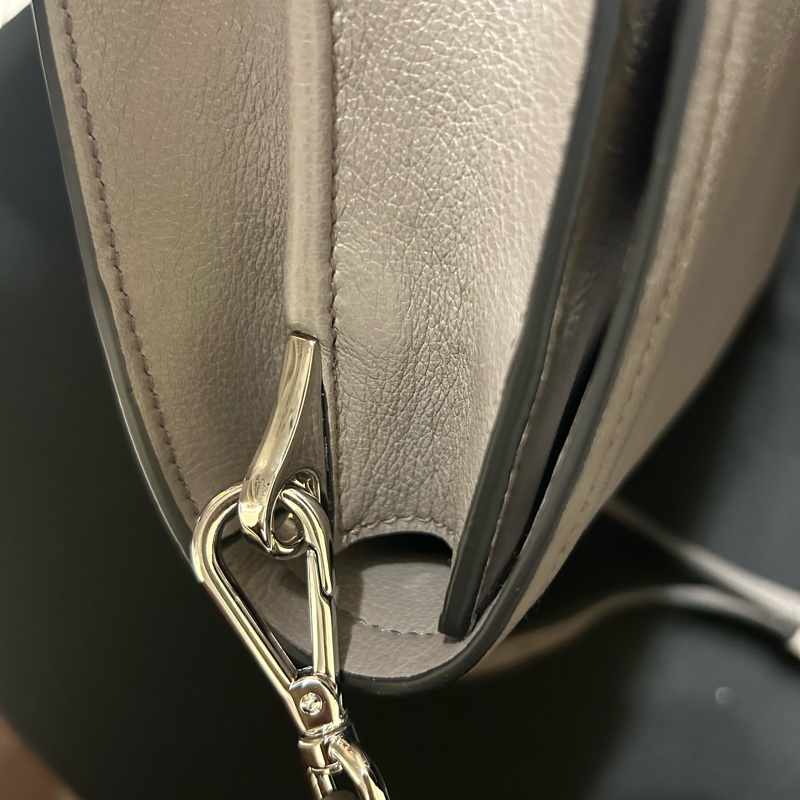 [全新］Prada 竹灰色皮革斜背包-21