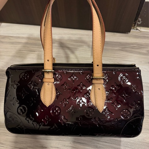 LV 壓紋酒紅色漆皮手提包