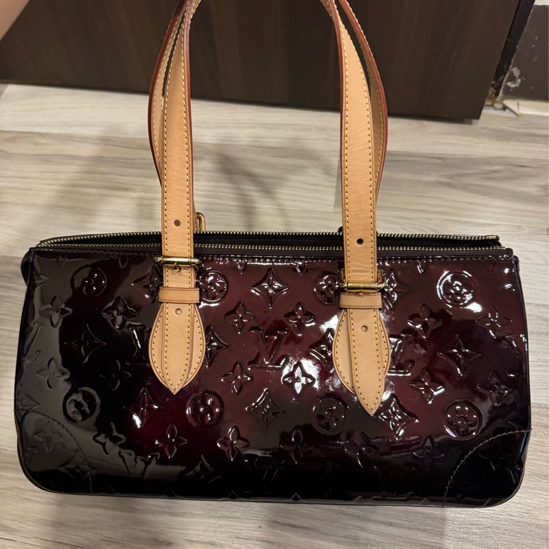 LV 壓紋酒紅色漆皮手提包-0
