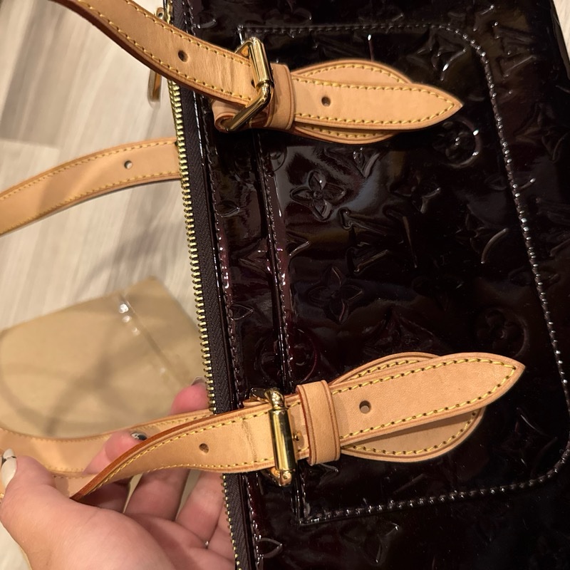 LV 壓紋酒紅色漆皮手提包-1