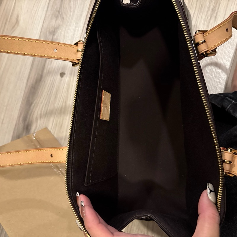 LV 壓紋酒紅色漆皮手提包-3