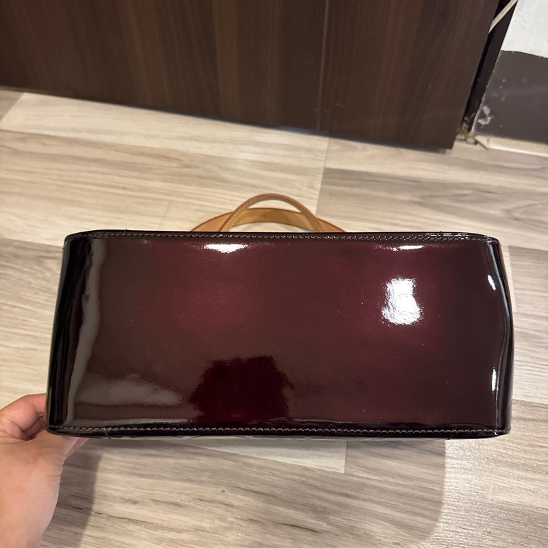 LV 壓紋酒紅色漆皮手提包-4