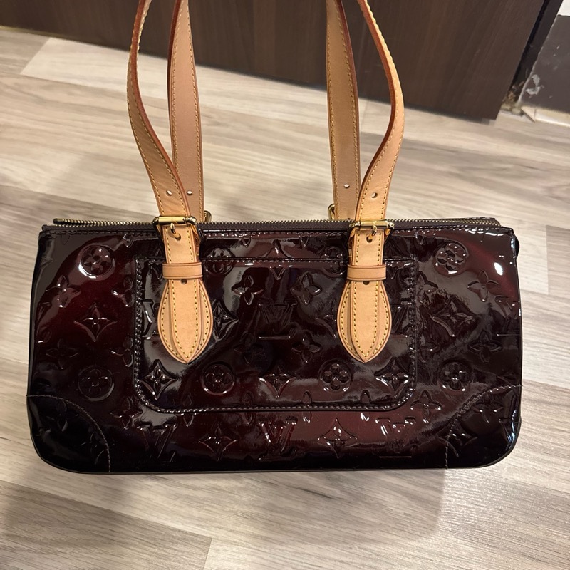 LV 壓紋酒紅色漆皮手提包-6