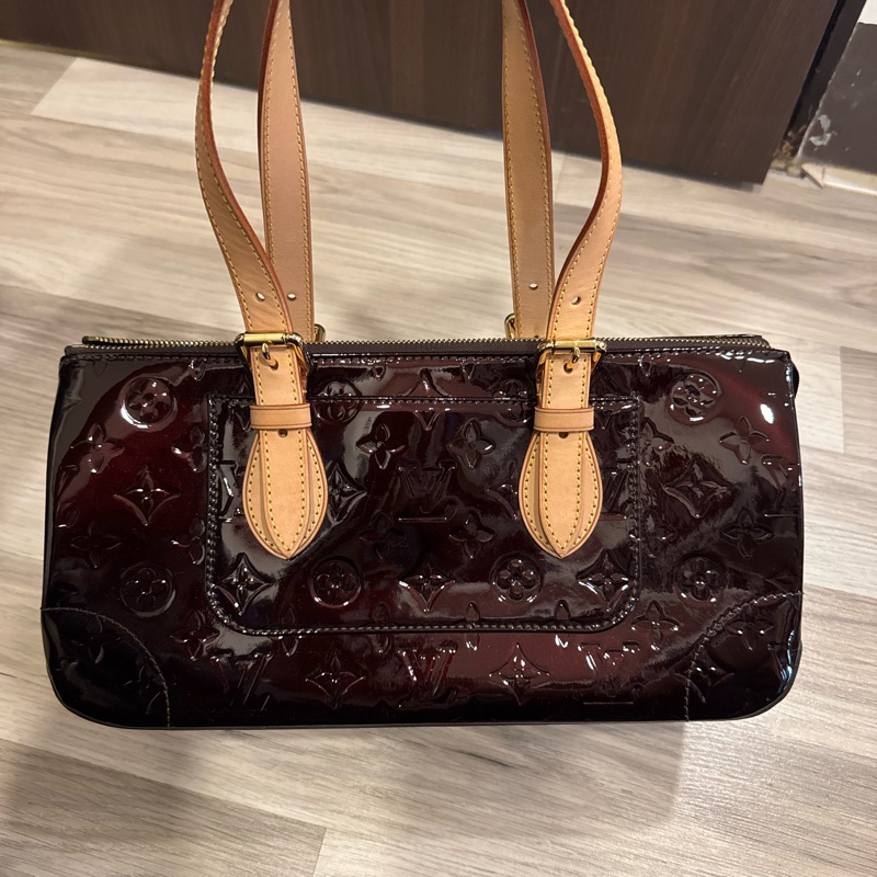 LV 壓紋酒紅色漆皮手提包-8