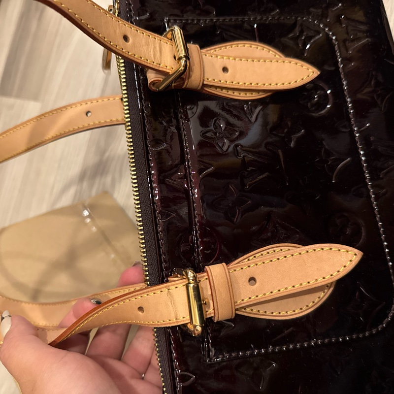 LV 壓紋酒紅色漆皮手提包-12