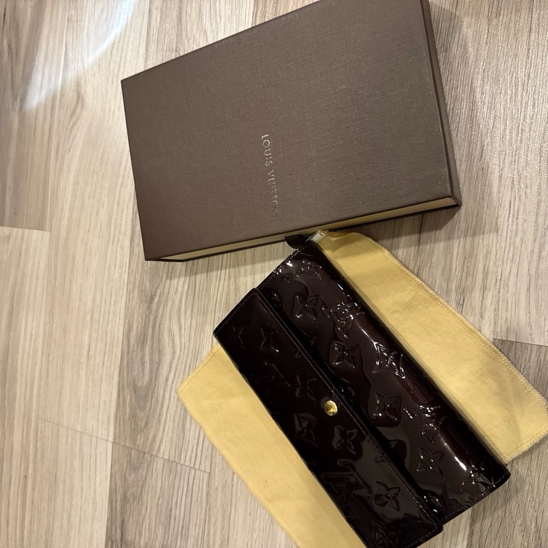 LV 漆皮酒紅色壓紋長夾-1